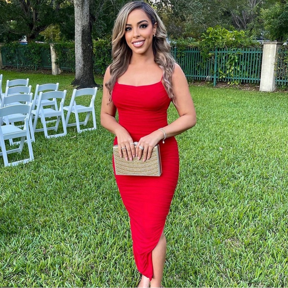 RED RUCHED CAMI DRESS
(Used once)  &  Size: Small